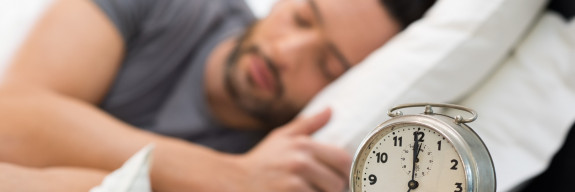 Zähneknirschen in der Nacht: Was dahintersteckt und wie wir Ihnen helfen können 